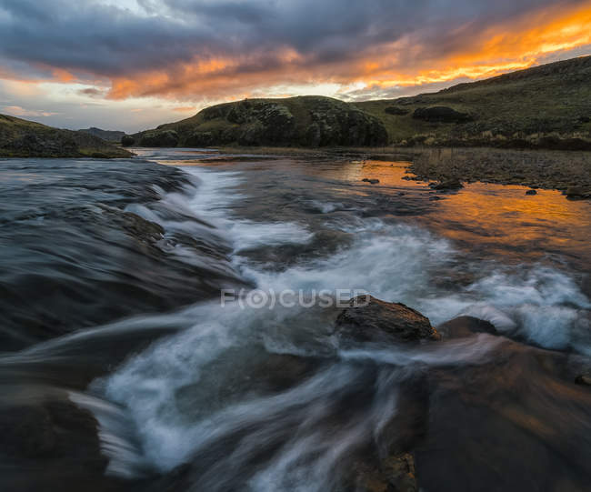 Pôr do sol deslumbrante sobre um riacho sem nome na remota Islândia; Islândia — Fotografia de Stock