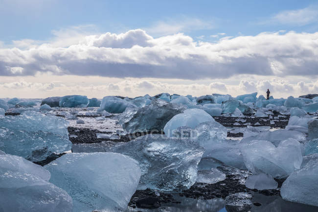 Vista panorámica de los icebergs de Jokulsarlon a lo largo de la costa sur, Islandia - foto de stock