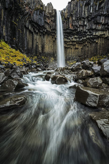 Vista diurna de la cascada de Svartifoss; Islandia - foto de stock