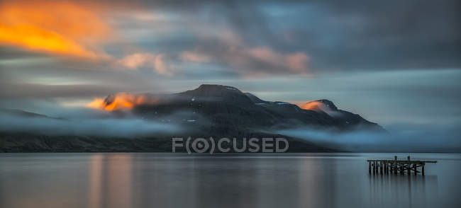Sonnenuntergang über dem Fjord in der Nähe der abgelegenen Stadt Djupavik an der Strandir-Küste; Djupavik, Westfjorde, Island — Stockfoto