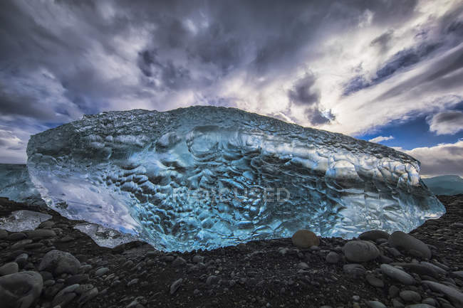 Ghiaccio blu sulla riva di Jokulsarlon, costa meridionale; Islanda — Foto stock