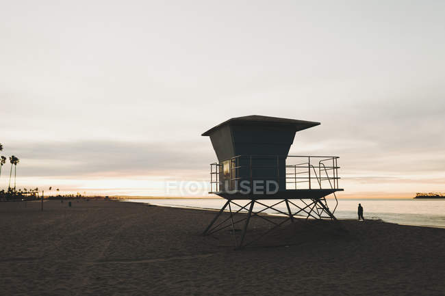 Lifeguard station at sunrise, Long Beach; California, Estados Unidos da América — Fotografia de Stock