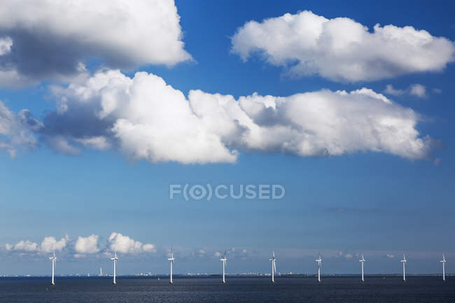 Fila di turbine eoliche nel Mar Baltico che producono elettricità al largo della costa danese; Danimarca — Foto stock