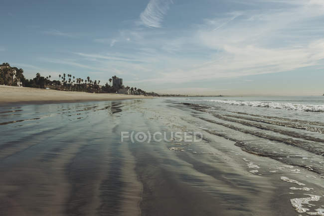 Lavaggio del surf sulla sabbia increspata lungo una spiaggia, Long Beach, California, Stati Uniti d'America — Foto stock