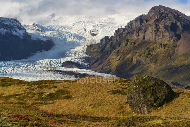 Vue d'un grand glacier et des montagnes le long de la côte sud de l'Islande, partie de la calotte glaciaire de Vatnajokull ; Islande — Photo de stock