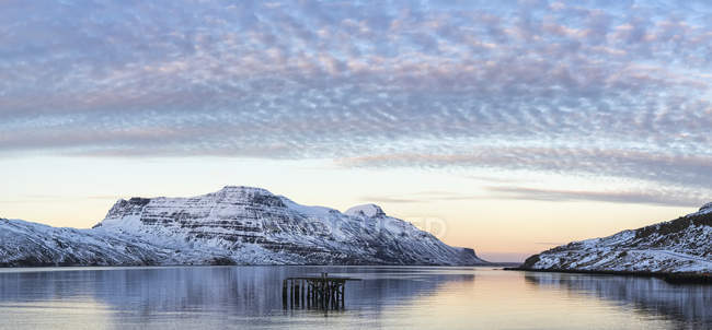 Panorámica del atardecer sobre el fiordo cerca de Djupavik; Djupavik, West Fjords, Islandia - foto de stock