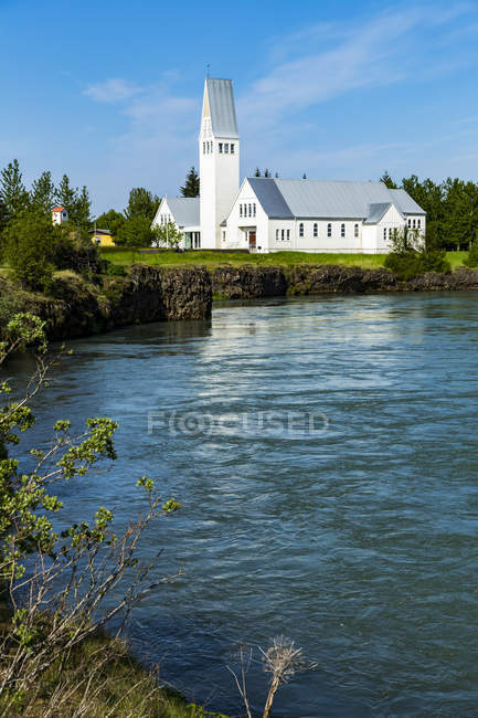 Большая церковь, Selfosskirkja, на берегу реки; Selfoss, Исландия — стоковое фото