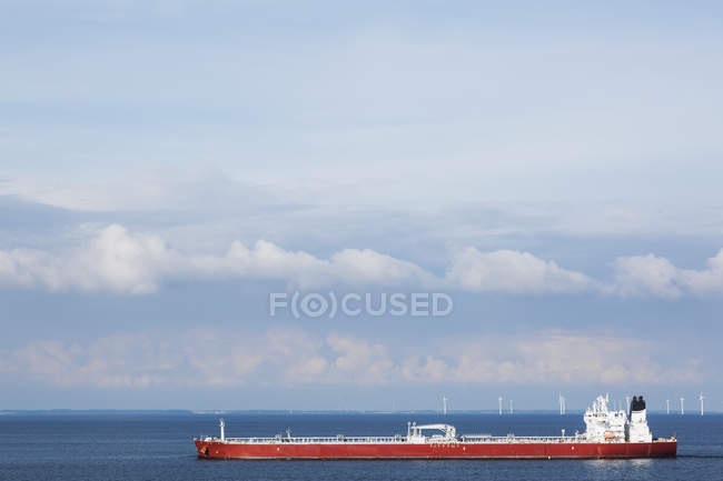 Красно-белый танкер нефти и ветряные турбины на Балтийском море; Стокгольм, Швеция — стоковое фото