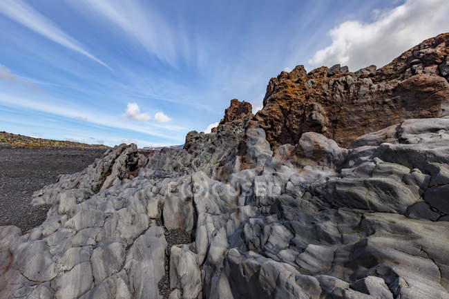 Una hermosa formación de roca de lava en la playa de arena negra en el Parque Nacional Snaefellsjokull, Islandia - foto de stock