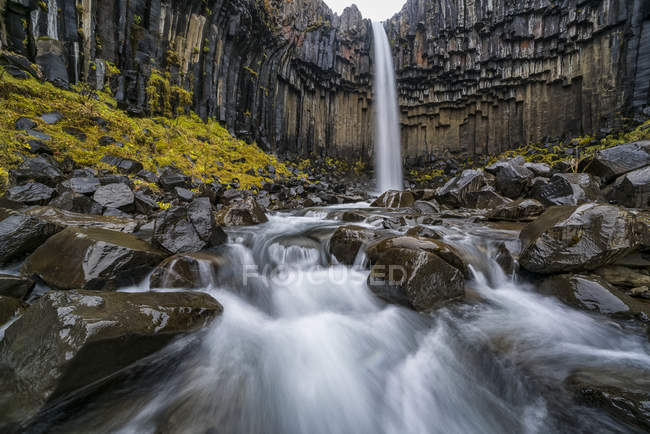 Vista diurna da cachoeira Svartifoss; Islândia — Fotografia de Stock