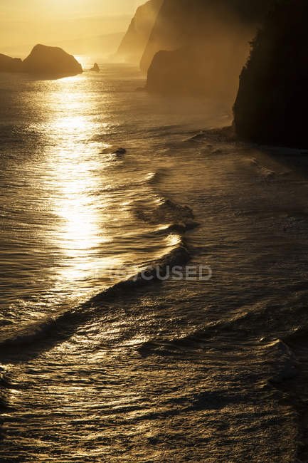 Lever de soleil sur la côte Hamakua vu depuis un belvédère, Pololu Valley, North Kohala ; île d'Hawaï, Hawaï, États-Unis d'Amérique — Photo de stock