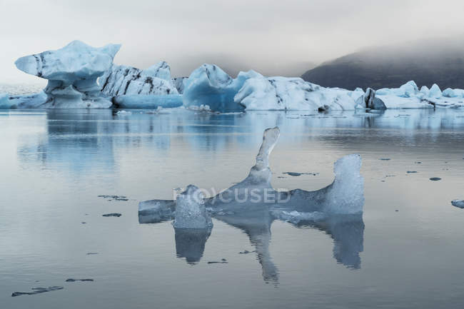 Jokulsarlon, uma grande lagoa cheia de icebergs ao longo da costa sul da Islândia; Islândia — Fotografia de Stock