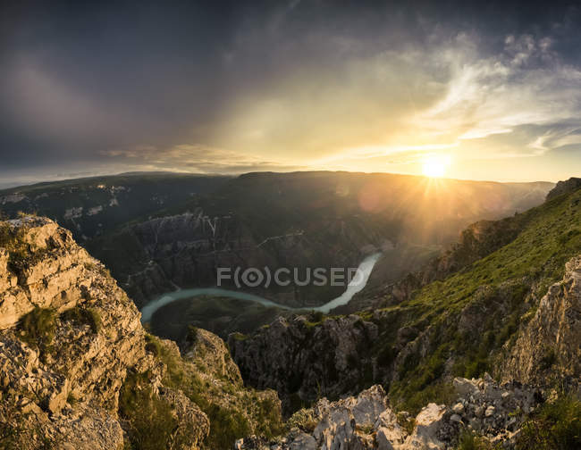 Vista panoramica del canyon Sulak e del fiume al tramonto, Dubki, Repubblica del Daghestan, Russia — Foto stock