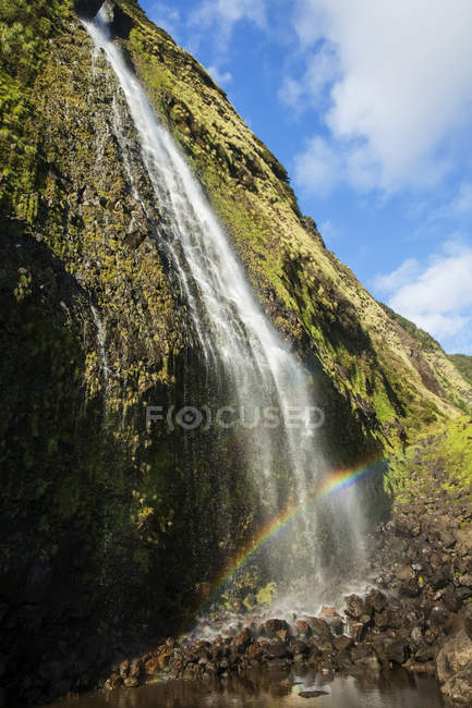 Живописный вид на величественный водопад Пунлулу, долина Фахоэ Нуи, побережье Хаммба, Гавайи, США — стоковое фото