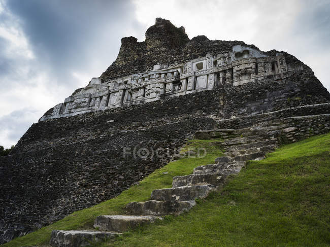 Meteorologia, scalini in pietra che conducono ad un edificio in un villaggio Maya, San Jose Succotz, Cayo District, Belize — Foto stock