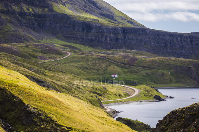 El camino a lo largo de la costa de la costa de Strandir; Djupavik, fiordos del oeste, Islandia - foto de stock