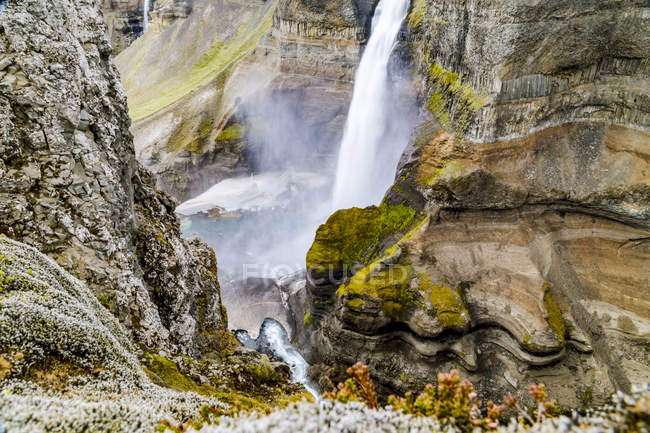 Primer plano de una de las dos impresionantes cascadas en el valle de la cascada Haifoss, Islandia - foto de stock