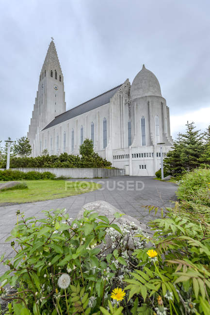 Una vista lateral de la icónica Hallgrimskirkja en Reikiavik, Islandia, la iglesia más alta del país; Reikiavik, Islandia - foto de stock