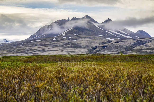 Vue grand angle randonnée sur les sentiers du plateau vers le volcan dormant au parc national Vatnajokull, Islande — Photo de stock