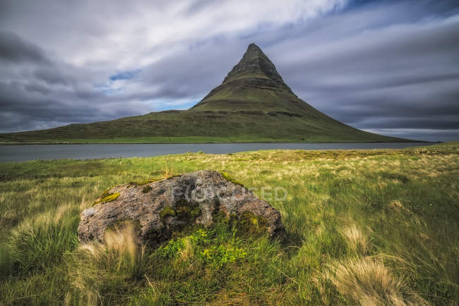 Exposição longa dramática sobre Kirkjufell, a montanha mais fotografada na Islândia, Península de Snaefellsness; Islândia — Fotografia de Stock