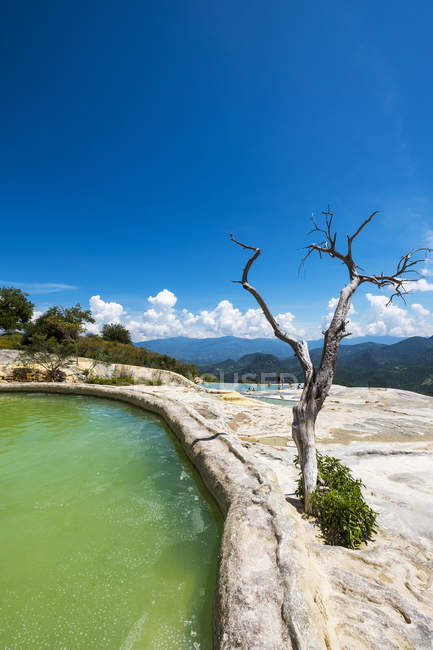 Cachoeiras petrificadas nas montanhas, Hierve el Água, Oaxaca, México — Fotografia de Stock
