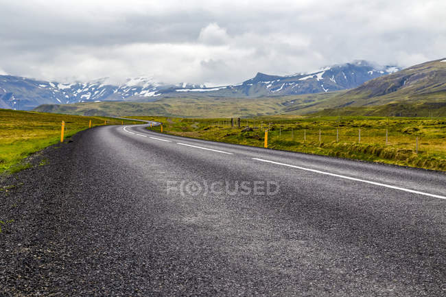 L'autoroute ouverte mène au paysage montagneux de l'ouest de l'Islande, en Islande — Photo de stock