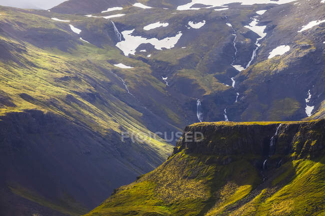 Зелені на лоні мальовничої сільської місцевості з водоспадами, Snaefellsness півострова; Grundarfjordur, Ісландія — стокове фото