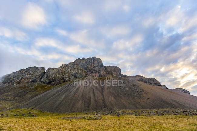 Zerklüftete felsige Berglandschaft bei Sonnenuntergang im Sommer, Island — Stockfoto