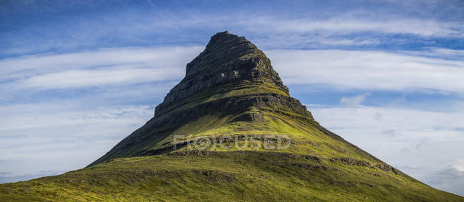 Киркьюфалл, самая фотографируемая гора Исландии, Снейфельспенс; Исландия — стоковое фото