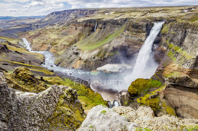 Hoher Aussichtspunkt auf einen der Wasserfälle und Flüsse im Haifoss-Tal mit atemberaubenden Klippen, natürlichen Farben und Felsformationen, Island — Stockfoto