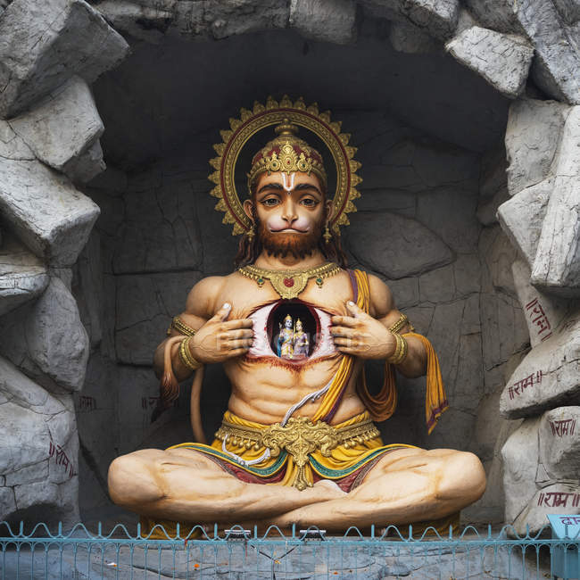 Индуистская скульптура в Parmarth Aarti Sthall, Ганг; Ришикеш, Уттаракханд, Индия — стоковое фото
