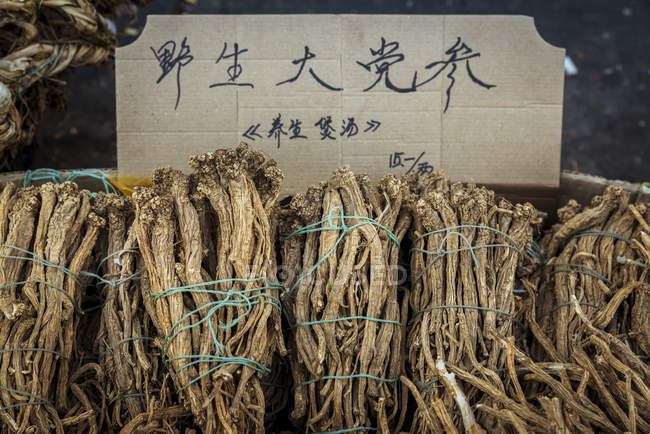 Radici in vendita in un mercato di strada a Datong; Cina — Foto stock