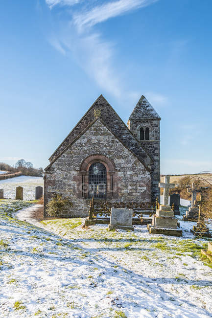 Branxton Kirche und Grabsteine an einem hellen Wintertag; branxton, northumberland, england — Stockfoto