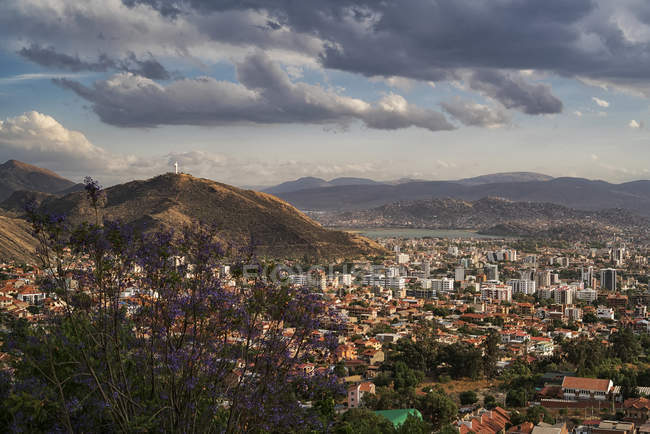 Paisaje urbano de Cochabamba; Cochabamba, Bolivia - foto de stock