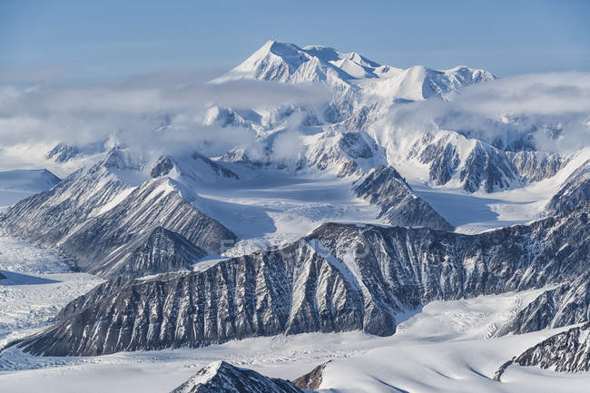 Вид с воздуха на ледники и горы Национального парка и заповедника Клуэне, рядом с перекрестком Хэйнс, Юкон, Канада — стоковое фото