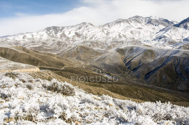 Das Wüstental ist mit einer frischen Schneeschicht bedeckt, potrerillos, mendoza, argentina — Stockfoto