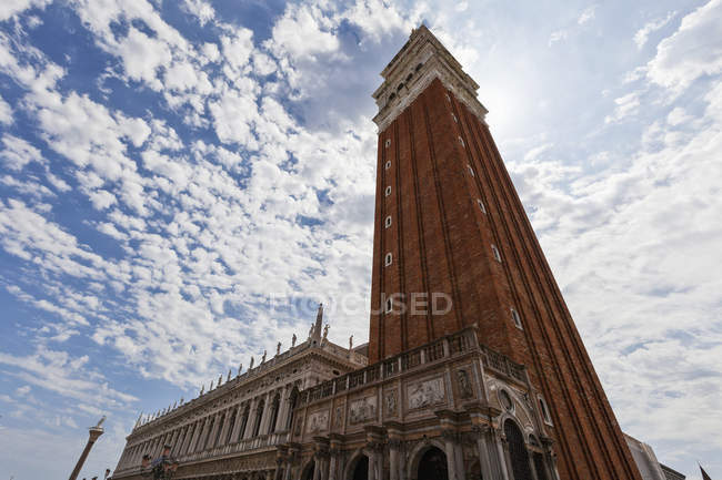 Campanile in St. Mark 's Square; Venice, Italy — стоковое фото