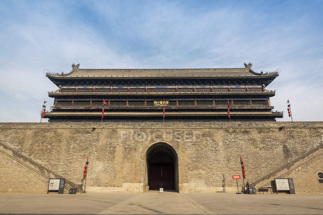 Puerta en el muro de la ciudad de Xian; Xian, provincia de Shaanxi, China - foto de stock