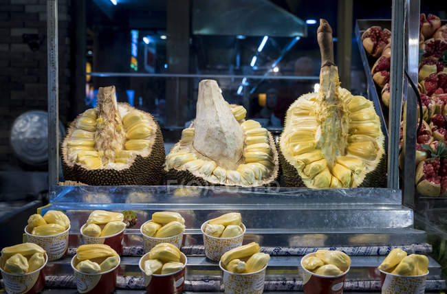 Традиционные китайские блюда на знаменитом продовольственном рынке в Мусульманском квартале; Сиань, провинция Шэньси, Китай — стоковое фото