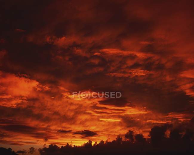 Cloudscape And Sunset, Co Kerry, Irlanda; Cloudscape rojo y puesta de sol - foto de stock