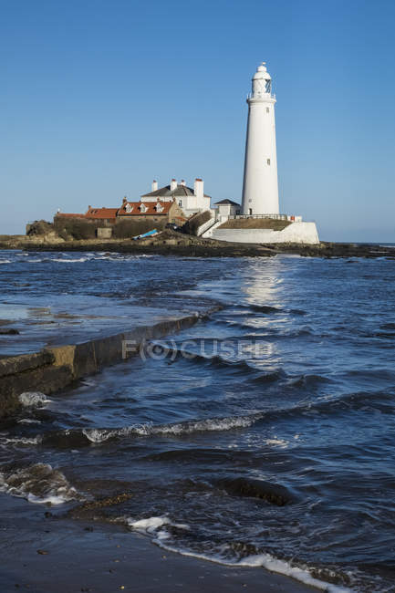 Faro de St. Marys en Whitley Bay, cruce sumergido por marea alta, Whitley Bay, Tyne and Wear, Inglaterra - foto de stock