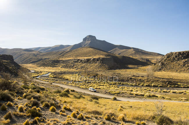 Широким видом на пустинній долині з цікавих гори на відстань, Malargue, Аргентині — стокове фото