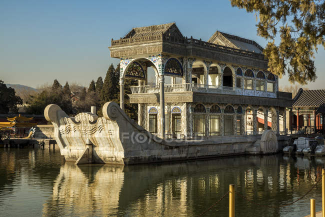 Мармур човен, lakeside павільйон у Куньмін озера, літній палац, Пекін, Китай — стокове фото