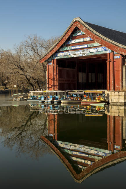 Bateaux touristiques amarrés au lac Kunming, Palais d'été ; Pékin, Chine — Photo de stock