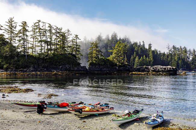 Kayaks sur un petit îlot du parc marin Beaumont dans le port de Bedwell, île South Pender, île Pender, Colombie-Britannique, Canada — Photo de stock