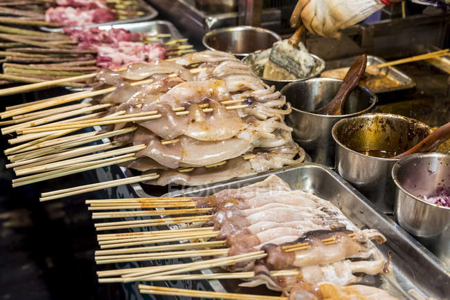 Comida tradicional china en el famoso mercado de alimentos en el barrio musulmán; Xian, provincia de Shaanxi, China - foto de stock
