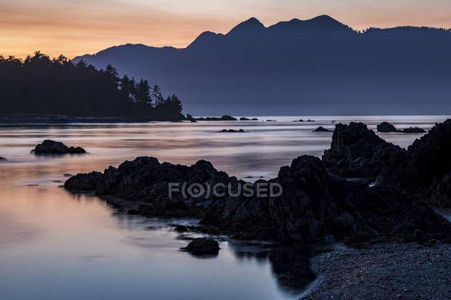 Dusk falls over Vancouver Island viewed from an islet in Nuchatlitz Provincial Park, British Columbia, Canada — Stock Photo