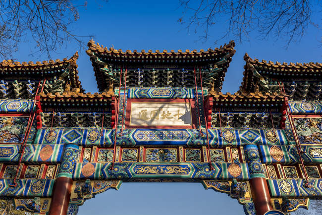 Ворота храма Ламы, район Дунчэн; Пекин, Китай — стоковое фото