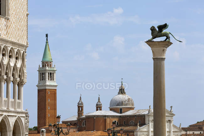 Vista de San Giorgio Maggiore desde Piazzetta, cerca de la Plaza de San Marcos; Venecia, Italia - foto de stock