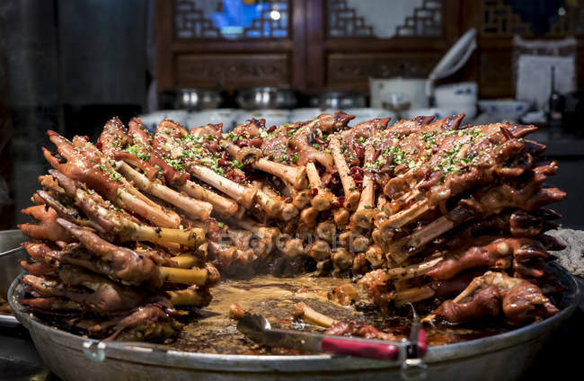 Cibo tradizionale cinese al famoso mercato alimentare nel quartiere musulmano; Xian, provincia dello Shaanxi, Cina — Foto stock